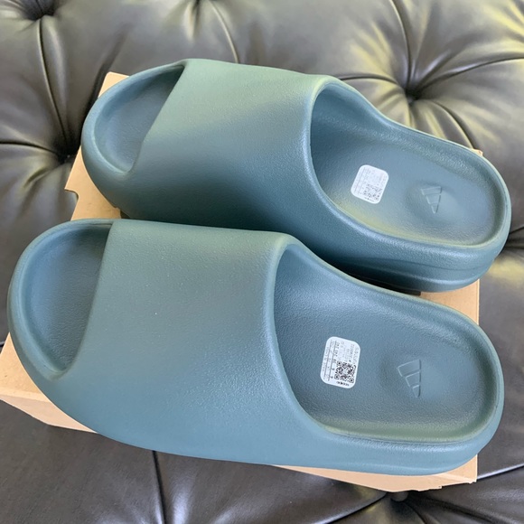 ⛔️ S O L D ⛔️ — Yeezy Slide SLATE MARINE - MENS size 6 - Picture 2 of 7